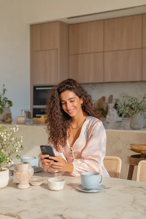 Pessoa organizando as finanças da casa pelo celular